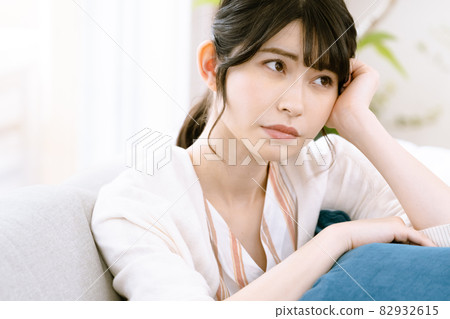 A woman suffering from illness 82932615