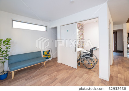 帶輪椅無障礙洗手間的房屋內景 帶輪椅無障礙洗手間的房屋內景 82932686