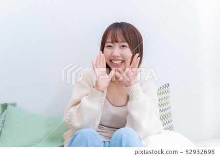 A woman calling with a smile 82932698