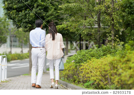 Senior couple walking back view 82933178