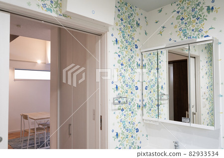 帶鏡子的洗手間花牆 82933534