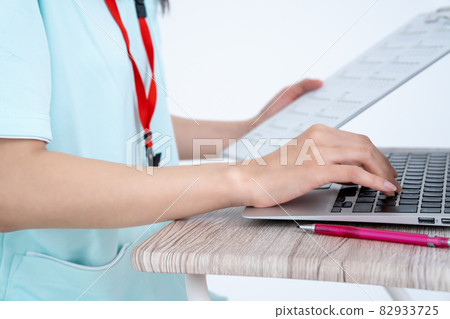 女護士在電腦上登記病歷[部分切割] 82933725