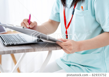 女護士在電腦上登記病歷[部分切割] 82933732