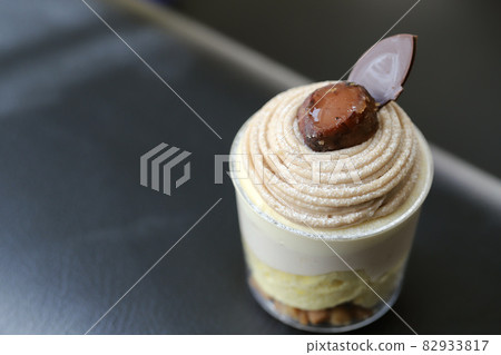 白朗峰紙杯蛋糕，上面撒上澀栗子 82933817