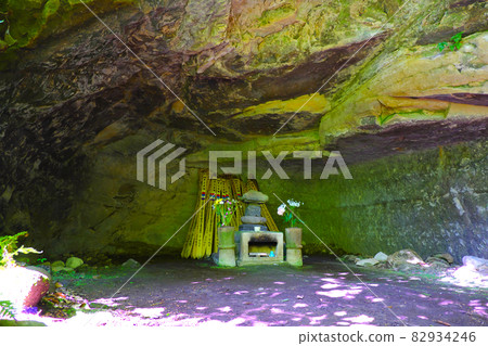 Burial Cave Yagura at Hojo High School, the land of the destruction of the Kamakura Shogunate Burial Cave Yagura at Hojo High School, the land of the destruction of the Kamakura Shogunate 82934246