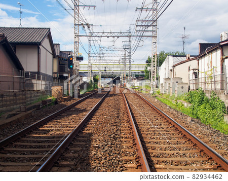 京阪電車出町柳方向藤之森站和名神高速公路高架 京阪電車出町柳方向藤之森站和名神高速公路高架 82934462