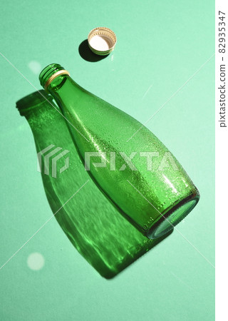 帶滾瓶的綠色景觀 帶滾瓶的綠色景觀 82935347