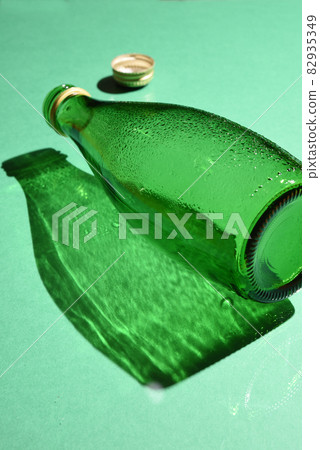 帶滾瓶的綠色景觀 82935349