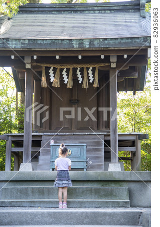 參拜神社的少女 82936963