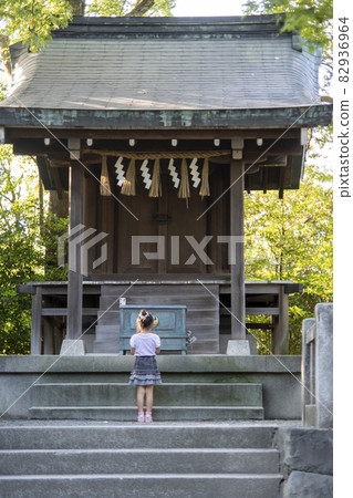 參拜神社的少女 82936964