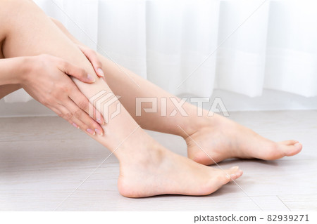 Women's hands for calf skin care [Parts cut] 82939271