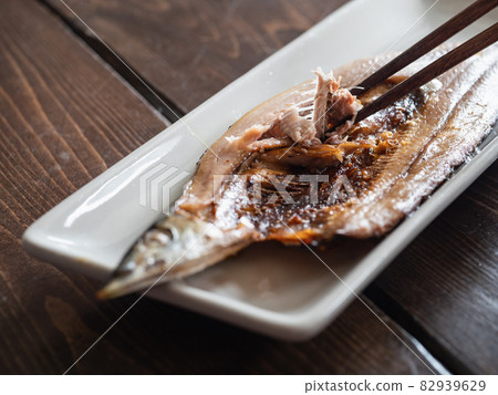 秋天是魚的季節,秋刀魚。用筷子吃秋刀魚乾的地方。 秋天是魚的季節,秋刀魚。用筷子吃秋刀魚乾的地方。 82939629