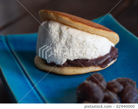 馬里托佐風格的日式甜點特寫，在銅鑼燒麵團之間夾著生奶油和紅豆沙。 82940000