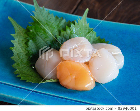 新鮮的白色和橙色扇貝生魚片。 82940001