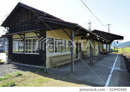 Station building and platform of Wakasa Railway Inabafunaoka Station in Yazu Town, Tottori Prefecture, designated as a Japanese heritage site Station building and platform of Wakasa Railway Inabafunaoka Station in Yazu Town, Tottori Prefecture, designated as a Japanese heritage site 82940988