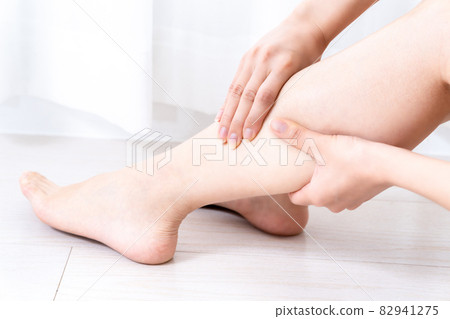 女性小腿護膚手部【局部剪裁】 女性小腿護膚手部【局部剪裁】 82941275