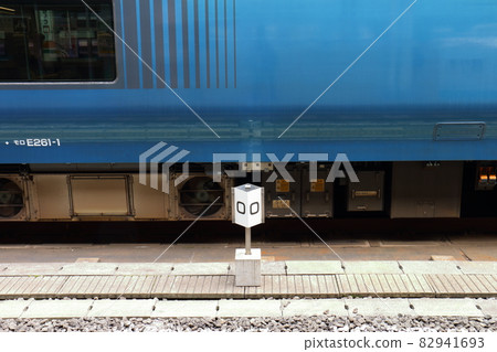 Tokyo Station Tokaido Line / Ueno Tokyo Line Zero Kilo Post Lines 8 and 9 Tokyo Station Tokaido Line / Ueno Tokyo Line Zero Kilo Post Lines 8 and 9 82941693