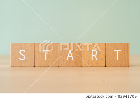 上面寫著“START”的積木 82941709