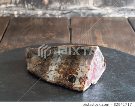 日本鰹魚片。一塊表面烤過的鰹魚。 82941717