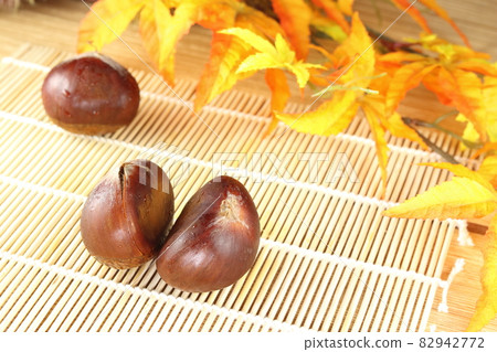 Autumn fruits Three Rihei chestnuts from Ehime and autumn leaves Autumn fruits Three Rihei chestnuts from Ehime and autumn leaves 82942772