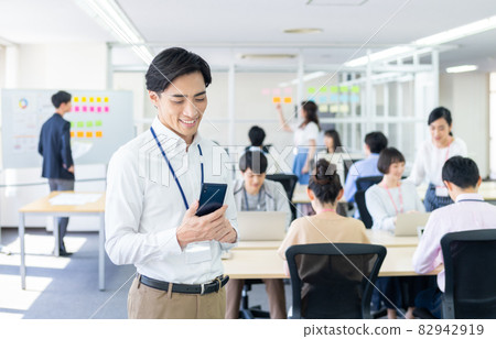 一個商人在辦公室看智能手機 82942919