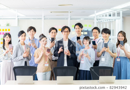 大量工程師在辦公室使用智能手機 82943942