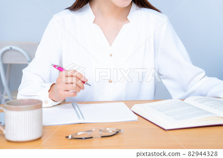 Young woman studying [parts cut] 82944328