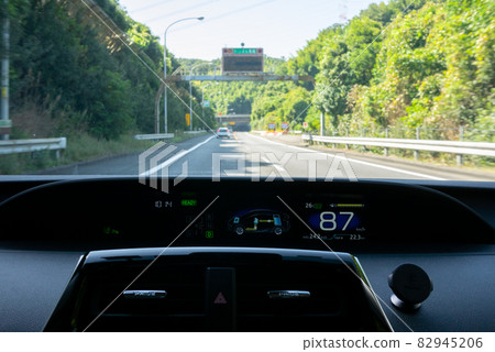 從在高速公路上行駛的客車的駕駛座看 82945206