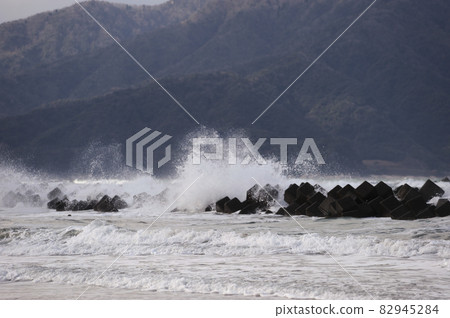 The winter sea I saw someday 82945284