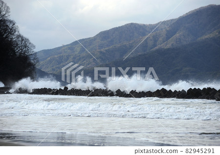 有一天我看到的冬天的海 82945291