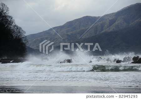 有一天我看到的冬天的海 82945293