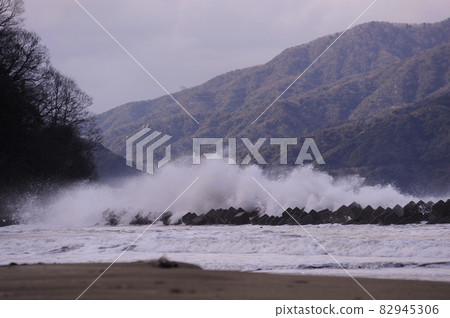 The winter sea I saw someday The winter sea I saw someday 82945306