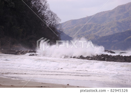 有一天我看到的冬天的海 82945326