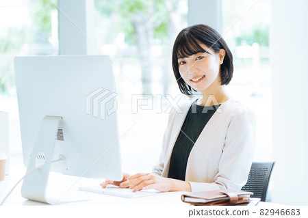 一個女人在明亮的辦公室里工作 82946683