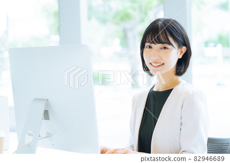 A woman working in a bright office 82946689