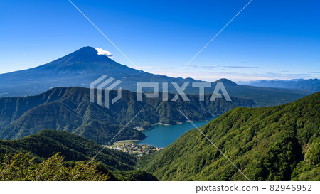 View from the ridgeline leading from Misaka / Mt. Kenashi to Junigadake View from the ridgeline leading from Misaka / Mt. Kenashi to Junigadake 82946952