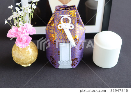 Urn placed in front of the portrait of the deceased and flower arrangement 2 Image of the end of life Urn placed in front of the portrait of the deceased and flower arrangement 2 Image of the end of life 82947846
