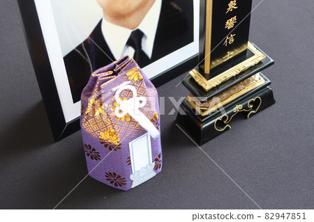 放置在死者遺像前的骨灰盒和靈位 2 放置在死者遺像前的骨灰盒和靈位 2 82947851