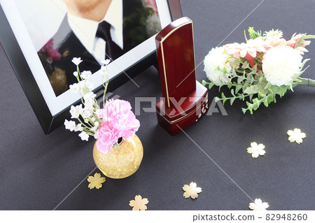 死者肖像前的現代太平間牌位和插花 2 Shukatsu Image 82948260