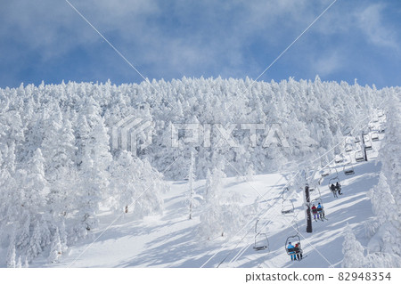 在長野縣下高井區山之內町，冬天的橫手山澀峠滑雪場的藍天、升降機和霧凇 82948354