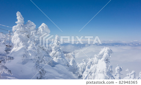 位於長野縣下高井區山之內町,冬天可以在橫手山澀谷滑雪場眺望藍天、纜車、霧凇和日本阿爾卑斯山 位於長野縣下高井區山之內町,冬天可以在橫手山澀谷滑雪場眺望藍天、纜車、霧凇和日本阿爾卑斯山 82948365