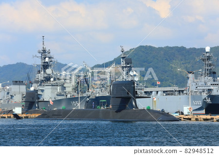 [Hiroshima Prefecture] Sukojima from the array under sunny weather (Maritime Self-Defense Force fleet) 82948512