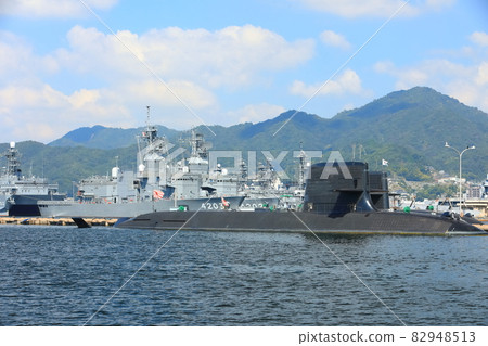 [Hiroshima Prefecture] Sukojima from the array under sunny weather (Maritime Self-Defense Force fleet) 82948513