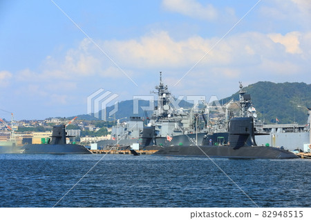 [Hiroshima Prefecture] Sukojima from the array under sunny weather (Maritime Self-Defense Force fleet) 82948515