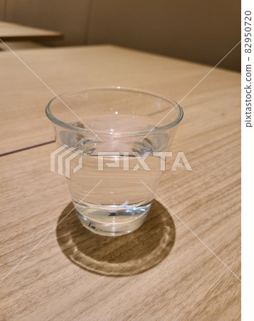 Water of the glass 82950720