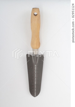 Small shovel with scale and wooden handle, gardening tool 82951124