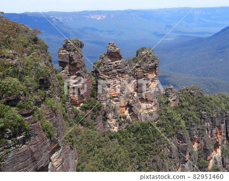 Three Sisters 82951460