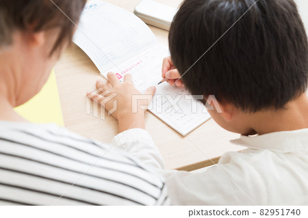 做家庭作業的孩子和看管的前輩 做家庭作業的孩子和看管的前輩 82951740
