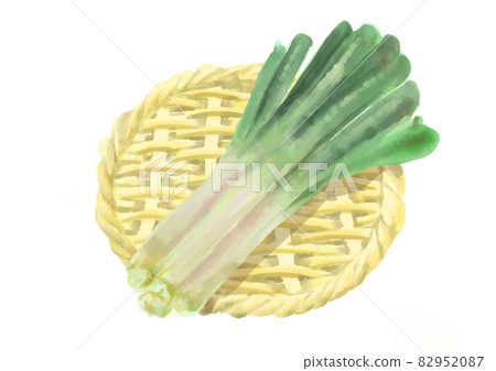 White onion in a colander 82952087