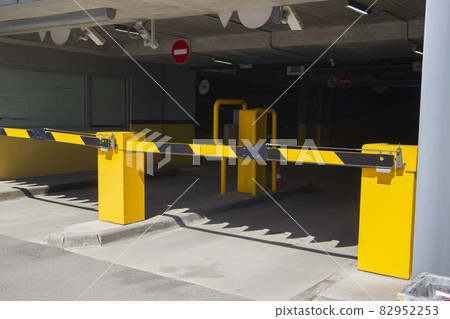 Entrance to multi-storey underground car parking garage 82952253